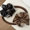 Goma para el pelo scrunchie de jacquard de cuero sintético minimalista estilo coreano con diseño único y ribete de encaje, Elegante accesorio para coleta