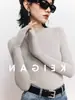 Elegante y suave camiseta básica de cuello semi-alto para mujer, nuevo estilo otoño e invierno 2026, suéter ajustado, capa interior, top de punto de hombro regular