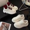 Sapatos brancos pequenos de sola grossa sapatos femininos 2025 primavera e outono novos todos os jogos esportivos casuais muffin com plataforma sapatos de skate leves com cadarço