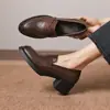 Mocasines JK de cuero de alta calidad estilo británico para mujer, con tacón medio grueso, punta redonda y apertura profunda, perfectos para otoño de 2026