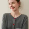 Nuevo cárdigan de cachemira con botones de corazón y cuello redondo para mujer, camisa base casual de lana suave, top versátil, abrigo de color liso