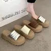 Solado plataforma aumentando altura sapatos femininos casa férias compras 2026 nicho estilo não comum chinelos femininos plissado simples generoso