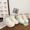 Zapatillas blancas de suela gruesa para mujer, nuevo diseño de tendencia de nicho para primavera y otoño 2026, zapatos deportivos casuales para estudiantes