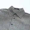 Camisa de manga larga a rayas verticales estilo retro americano para hombre, holgada y casual, adecuada para primavera y otoño, camisa versátil con cuello estilo japonés