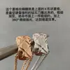 Colar de camada dupla com padrão de losangos estilo Chanel para mulheres, ouro rosa de alta qualidade com diamantes, corrente para clavícula finamente trabalhada, pingente inspirado em Chanel para mulheres