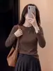 Camiseta básica feminina cinza floral de gola redonda e manga longa, nova coleção outono 2026, corte justo, estilosa e versátil para usar em camadas ou sozinha.