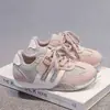Zapatillas Deportivas para Niñas 2026 Nuevas Primavera y Otoño Infantiles Retro Niños Medianos y Grandes Zapatillas de Skate para Niños Zapatillas de Entrenamiento Casuales Alemanas para Niñas
