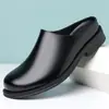 Verão 2026 Novo Estilo Mule Slip-On Derby Meio Slip-On Inspirado no Retrô Sapatos Monk Chinelos Casuais Masculinos
