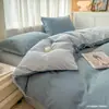 Venta al por mayor de fábrica Juego de cuatro piezas de algodón lavado de color liso Funda de edredón cepillada simple Estilo Ins Sábana de cama Juego de ropa de cama de tres piezas 3