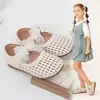 Sandalias para Niña Zapatos Pequeños Tejidos Huecos Infantiles Nuevo Modelo Primavera/Verano 2026 Zapatos para Bebé Niña Transpirables Antideslizantes Zapatos Pequeños de Cuero