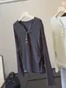 Camiseta de mujer gris de manga larga con cuello medio abierto, nuevo estilo de principios de otoño, cintura fruncida, corte ajustado, camiseta básica adelgazante, top interior