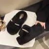 Zapatillas de mujer de tira única con plataforma gruesa para aumentar la altura, chica bajita, nuevas de felpa para Otoño/Invierno, para casa y exteriores, zapatillas peludas
