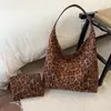 Bolso Hobo Transfronterizo Estampado de Leopardo Retro Gran Capacidad Bolso de Mano para Viajes Cotidianos Moda Europea Americana Bolso de Hombro Único de Gamuza Venta al por Mayor