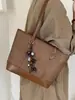 Bolsa feminina grande de capacidade, estilo retrô simples, novo modelo para o início do outono de 2026, bolsa de ombro estilosa e texturizada, bolsa tote de trabalho moderna e chique