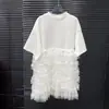Vestido T-shirt Doce Estilo Verão 2025 com Renda em Camadas e Aplicação de Flor Rosa Tridimensional