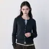Novo estilo de cardigã de tricô feminino, com caimento solto, casual e estiloso, de manga longa, com design de duas peças e patchwork de cores contrastantes.