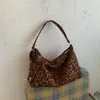 Bolsa de Grande Capacidade Feminina 2026 Nova Outono Retro Mesclado Camurça Pelúcia Bolsa de Ombro Único Estampa de Leopardo Bolsa Transversal para o Dia a Dia