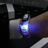Pulsera LED luminosa y colorida con forma de muñeca de dibujos animados, ideal para estudiantes de primaria (modelo 2025). Reloj electrónico luminoso e impermeable.