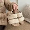 Sandalias de mujer con suela gruesa, de una sola tira y forro de lana de cordero, perfectas para usar al aire libre en la temporada otoño/invierno 2026. Estos elegantes zapatos peludos de punta abierta, antideslizantes y casuales son imprescindibles