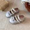 Zapatos de Princesa de Cuero para Niñas Pequeñas 2026 Verano Estilo Coreano Moño de Cinta Perla Dulce Niña Pequeña Suela Suave Zapatos de una Sola Pieza