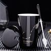 Taza de cerámica de gran capacidad con tapa y cuchara, ideal para el hogar, la oficina o para café en pareja.