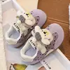 Tênis Feminino 2026 Novo Ursinho de Desenho Animado Fofo Velcro Solado Grosso Solado Macio Sapatos Casuais para Bebê