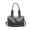 Bolso de hombro moderno y genial estilo motero con remaches para mujer, nuevo bolso de mano de moda 2026, elegante bolso tipo almohada con un toque de alta gama, bolso cruzado