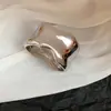 Pulseras Metálicas Cóncavas y Convexas Lisas Irregulares Europeas y Americanas, Brazaletes de Moda y con Atmósfera, Pulseras Sencillas para el Día a Día, Lujo Accesible y Sensación de Alta Gama