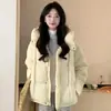 Jaqueta de plumas feminina com capuz, corte solto, moda inverno 2026, espessa, padrão ondulado, quente, plumas de pato branco, estilo casual, casaco puffer