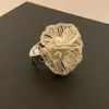Anillo de flor de encaje tejido a mano estilo Chanel vintage de diseño original anillo apilable de perlas de lujo ligero para Instagram