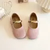Zapatos de Cuero Pequeños de Moda para Niñas 2026 Nuevo Estilo Primavera y Otoño Zapatos de Bebé para Actuación Mocasines de Color Sólido Simples con Suela Suave
