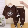 Conjunto de Roupa Outono/Inverno para Meninos 2026 Nova Blusa de Moletom com Capuz Estampada Forrada com Lã Manga Longa Conjunto de Duas Peças Roupas Casuais