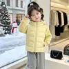 2026 Nueva Ropa Infantil Coreana Chaqueta Ligera de Plumas con Capucha Color Sólido Abrigo Cálido Resistente al Viento con Estilo Ropa para Niños