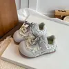 Zapatos para niños pequeños, medianos y grandes, nuevo otoño 2026, zapatos casuales para niñas con adorno de encaje y moño, tenis a cuadros