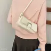 Bolso bandolera retro para mujer, bolso cuadrado pequeño de nicho súper popular, nuevo modelo 2026, adecuado para ir al trabajo, textura de otoño, elegante y versátil