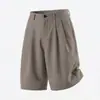 Pantalones cortos casuales de traje a rayas retro japoneses, pantalones de cinco puntos simples rectos holgados plisados de longitud media finos de verano