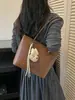 Bolsa tote feminina casual retrô de design requintado estilo coreano 2026 cor sólida com pingente nova moda tendência de ombro único