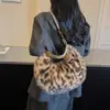 Bolsa de Peluche Mullida Otoño e Invierno para Viajes Diarios Bolsa Dumpling para Mujer Nuevo Estilo 2026 Bolso de Hombro Único Popular Moda Bolso de Mano de Gran Capacidad