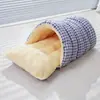 Cama para gato, casa de gato cálida de invierno, diseño semi-cerrado, adecuada para gatitos y gatos pequeños, cama para mascotas, artículos para mascotas para todas las estaciones
