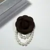 Broche de flor de camelia y perla estilo Chanel, pin de tela tridimensional, accesorio de alta gama, venta al por mayor