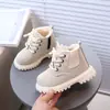 Botines cortos de estilo británico para niños con forro polar, nuevos zapatos de algodón invierno 2026, botas Martin cálidas para niños pequeños, superficie de cuero, impermeables