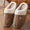 Pantuflas de algodón impermeables de cuero para hombre, pantuflas de algodón de invierno para interior con forro de felpa, pantuflas de algodón de felpa cálidas con suela gruesa para mujer, venta al por mayor
