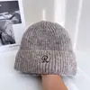 Gorro de Lana Cálido de Moda con Letra Bordada para Mujer Invierno Versátil Informal Gorro de Punto a Crochet a Prueba de Frío a Prueba de Viento Gorro de Poner Gorro Frío
