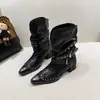 Botas de Mujer Punta Fina Estilo Europeo Media Pantorrilla Botas de Moda Versátiles Otoño Nuevas Remaches Tacón Grueso 2026 Alargadoras Adelgazantes Botines