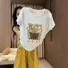 Camiseta branca estampada de manga curta para mulheres, verão 2026, plus size, modeladora, estilosa, top que rejuvenesce A12934