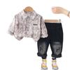Ropa de Manga Larga para Niños Primavera y Otoño 2025 Ropa para Niños Pequeños y Medianos Conjunto de Dos Piezas Camisa de Graffiti para Bebé Pantalones de Mezclilla con Parche
