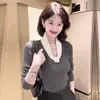 Blusa de tricô com gola V estilo francês, justa, color block, para mulheres, nova moda 2026 versão coreana, elegante e versátil, blusa que afina