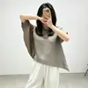 A camiseta Miyake de manga morcego, corte solto e barra irregular, que afina a silhueta, apresenta um design único, é versátil e fácil de combinar, e é um top de manga curta.