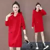 Vestido Sudadera Talla Grande 200 Jin para Mujer Largo Medio Rojo Brillante Nuevo 2025 Primavera Otoño Reductor de Edad Top con Capucha y Letras