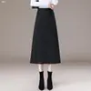 Falda midi elegante y a la moda de corte ajustado personalizada con estampado de letras otoño e invierno nueva de cintura alta de longitud media cubre las caderas muestra delgadez cae